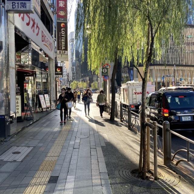 塚本素山ビル ビル前面道路