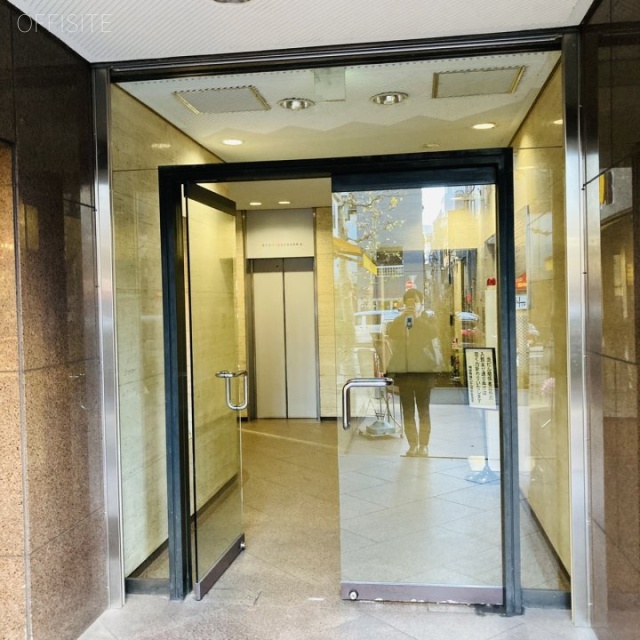 神田神保町ビル エントランス