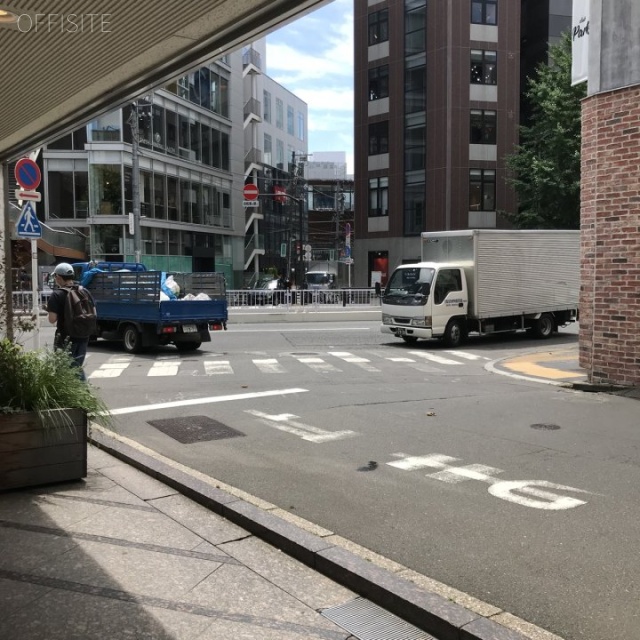 いちご神宮前ビル ビル前面道路