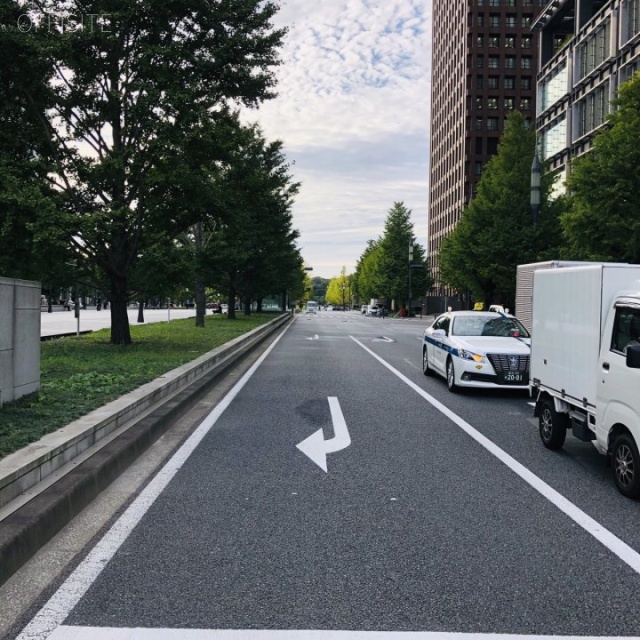新丸の内ビル 前面は行幸通り