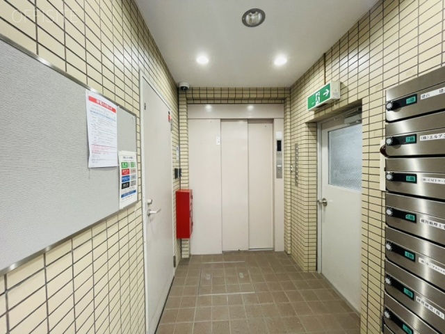 建石ビル エントランス