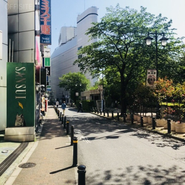 28山京ビル びビル前面道路