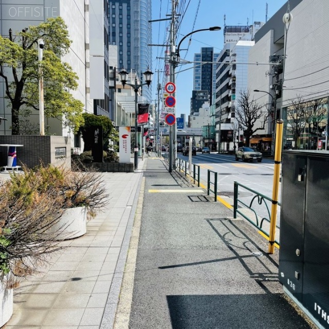 青葉六本木ビル 前面歩道
