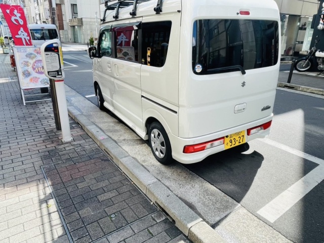 不動前ビル 前面に白枠駐車場