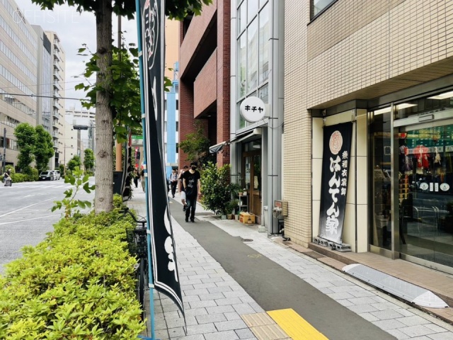 建石ビル 前面歩道