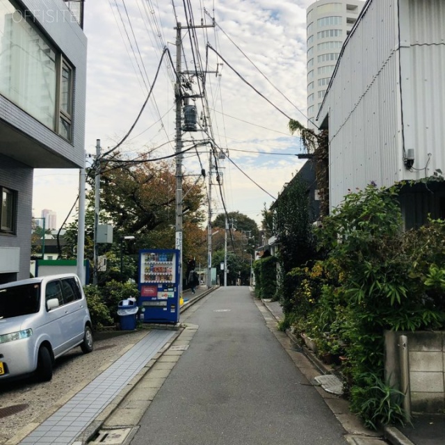 南青山ヒルズ ビル前面道路