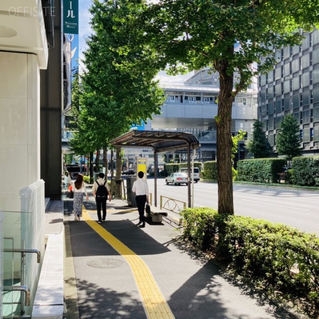ヤクルト本社ビル ビル前面道路