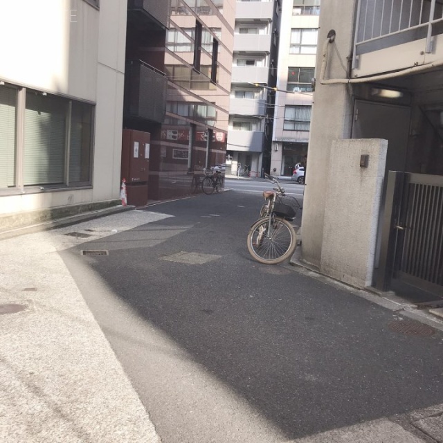 ユーエスビル ビル前面道路
