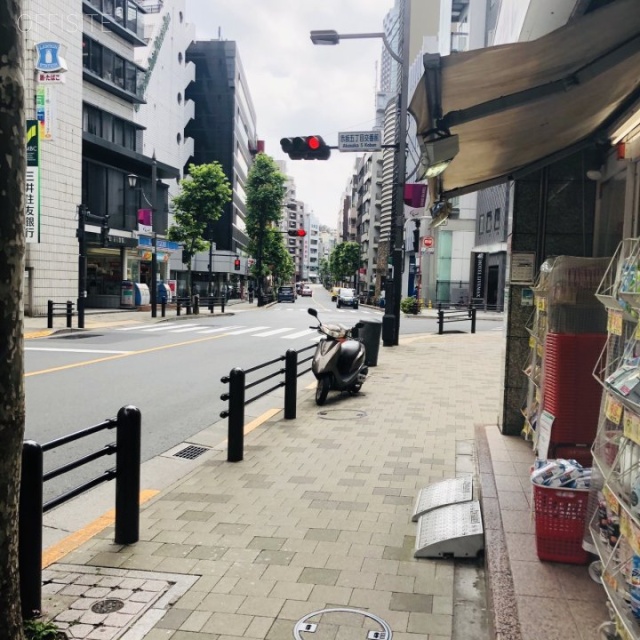 赤坂周山ビル ビル前面道路