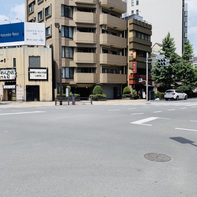 AUBE新川ビル 前面は八重洲通り、鍛冶橋通り通りの交わる新川二丁目交差点