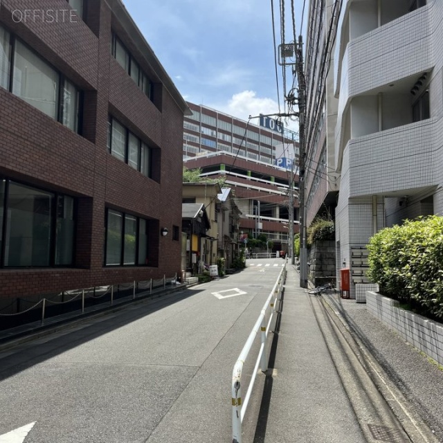 第5TOCビル 通用口側道路