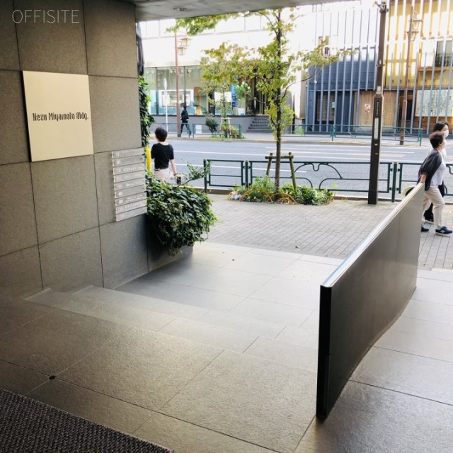 根津宮本ビル エントランス