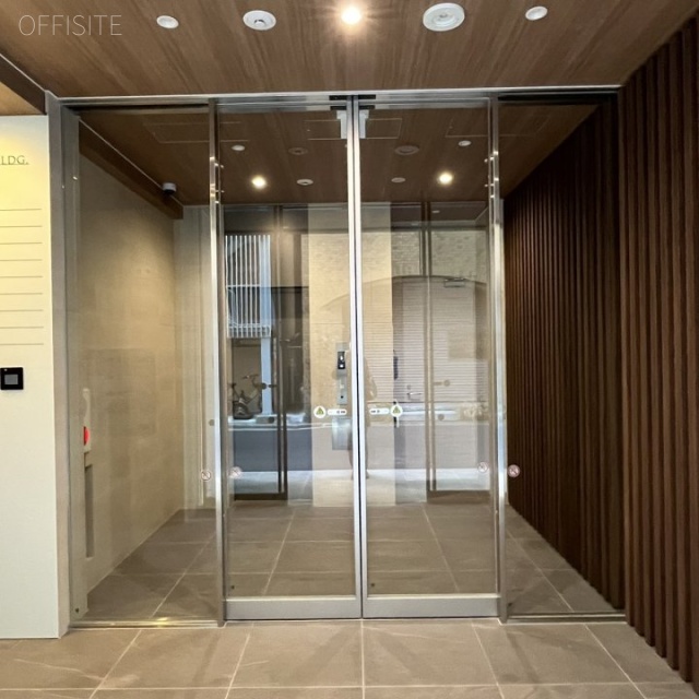 KURAMACHIビル オフィスビル出入口