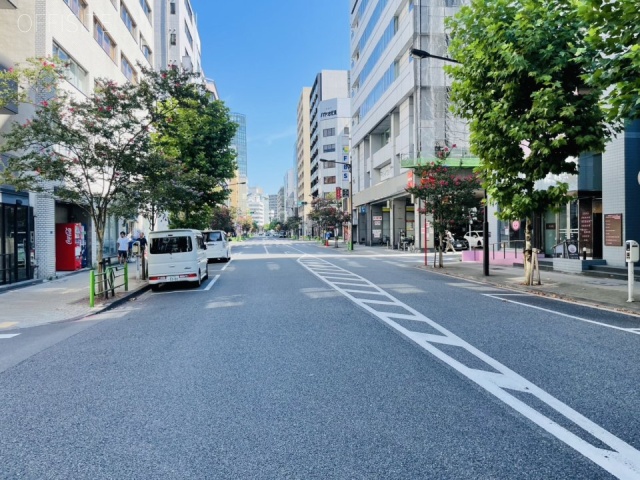 HF日本橋兜町ビルディング 前面に平成通り