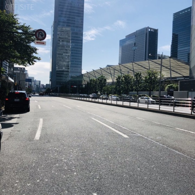 八重洲口会館 前面は外堀通り