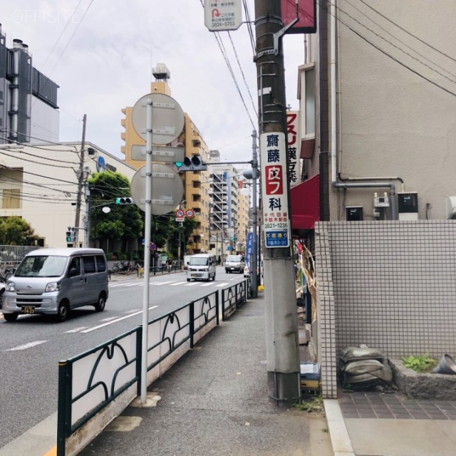 ワコーレ千駄木ビル 前面は不忍通り