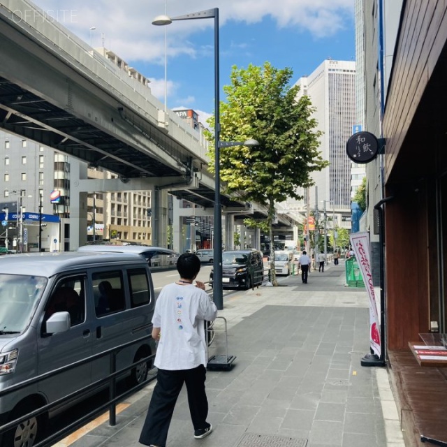 マルマン六本木ビル ビル前面道路