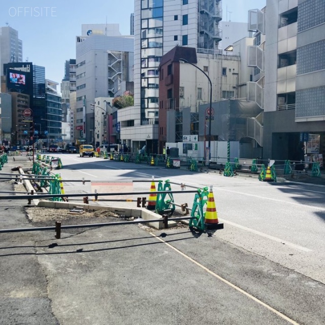 P’s GAIENMAE 前面道路