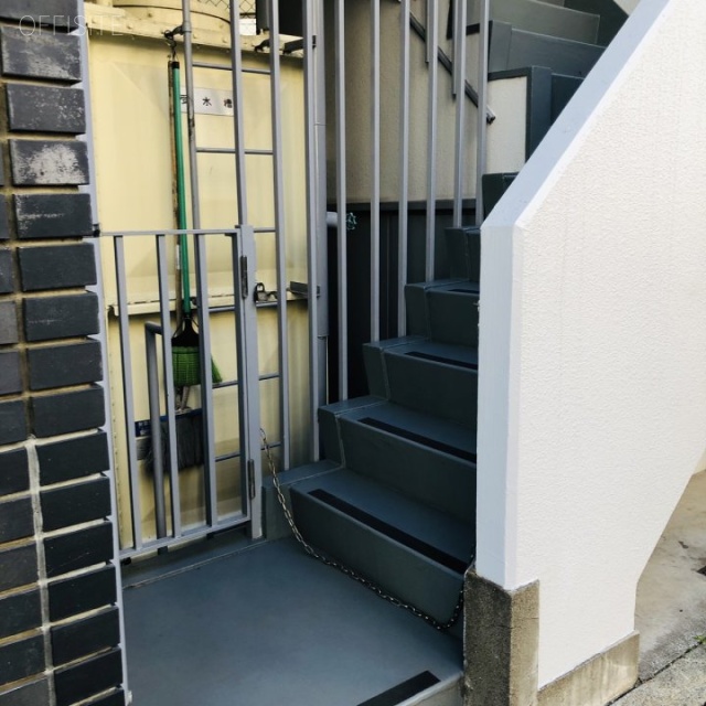 シロービル 非常階段