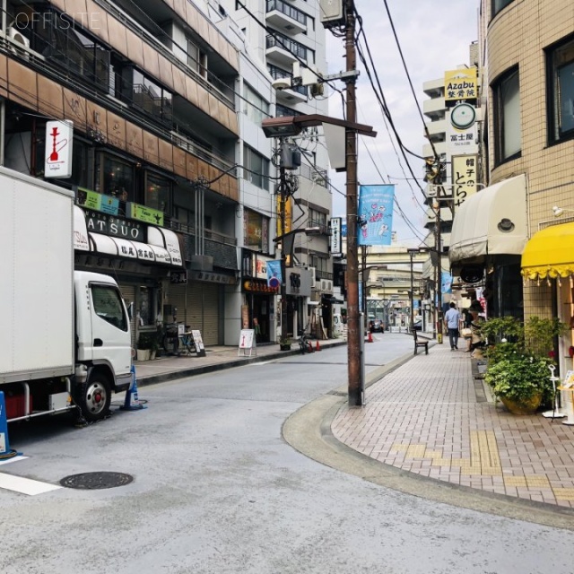 エタニティ麻布十番 ビル前面道路