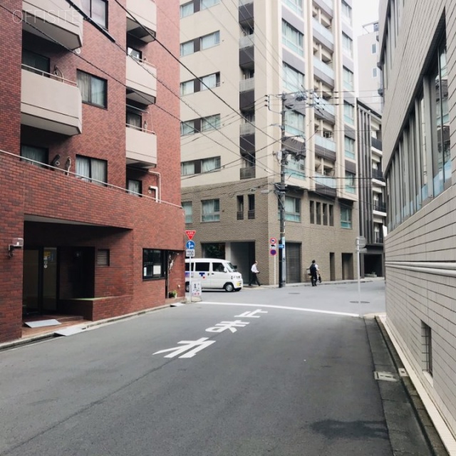 幸保ビル ビル前面道路