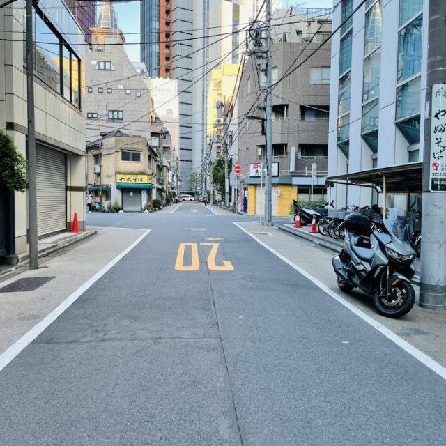 神田須田町スクエアビル ビル前面道路