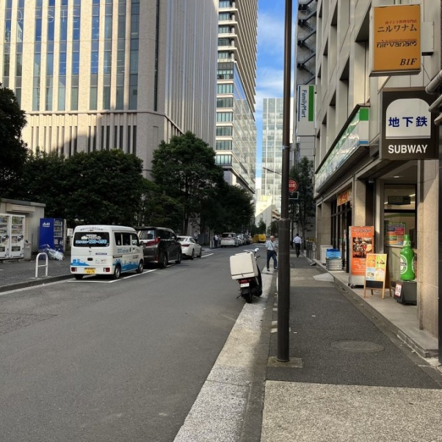 新虎ノ門実業会館(新館) 背面道路