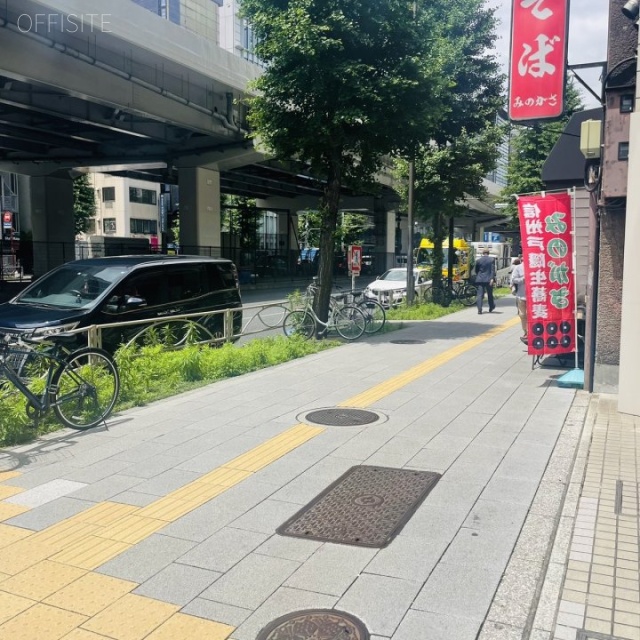 三恵ビル 前面歩道