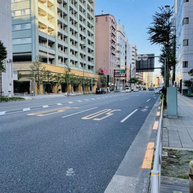 ヴィラロッソカバーロ 前面は明治通り