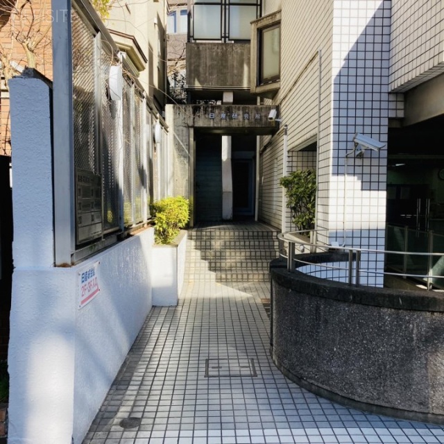 日産研会館 エントランス