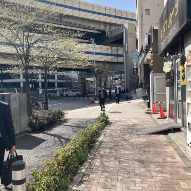 麻布ウィンテルビル 前面歩道
