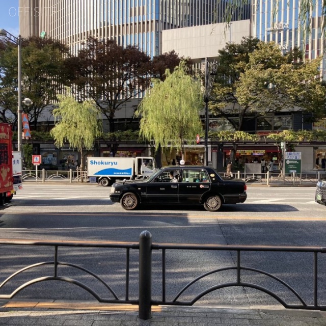 塚本素山ビル ビル前面道路