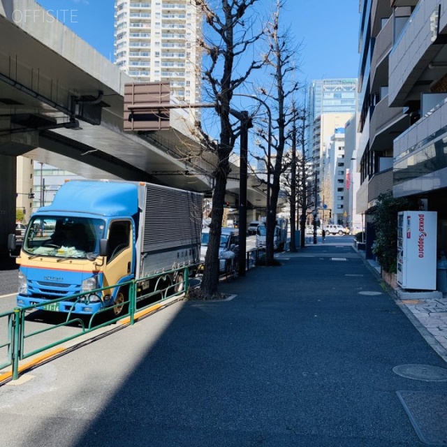 五反田テックワンビル ビル前面道路