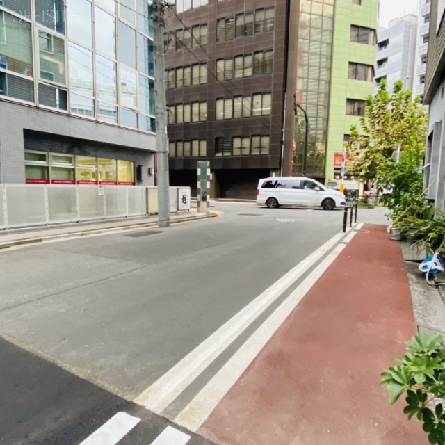 一広グローバルビル ビル前面道路