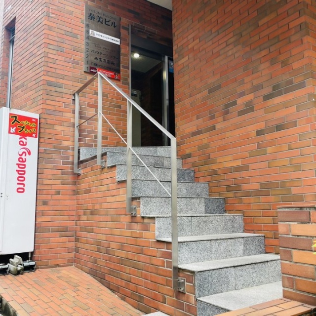 泰美ビル オフィスビル出入口への階段
