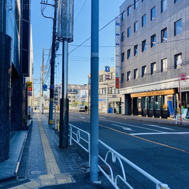 Crobis立川 ビル前面道路