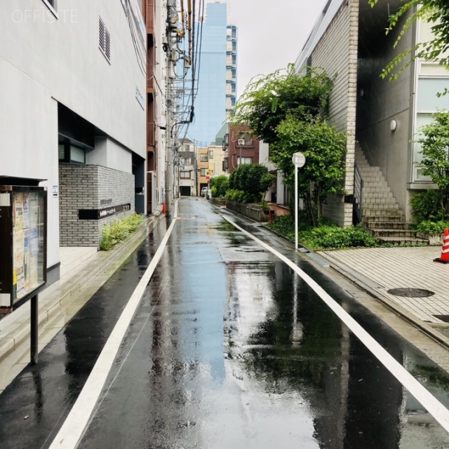 市ヶ谷科学技術イノベーションセンタービル エントランス 前面道路