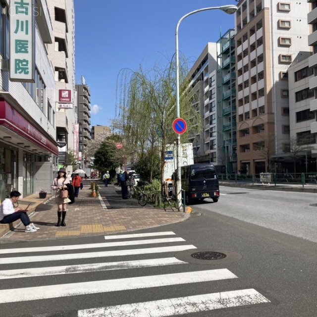 麻布ウィンテルビル 前面歩道