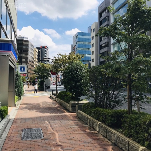 飯田橋駅東口ビル ビル前面道路