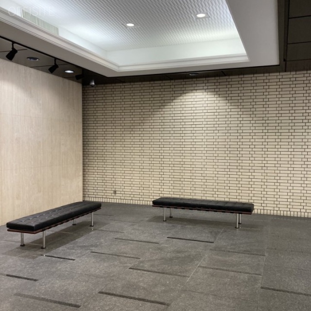 岩清日本橋ビル エントランス