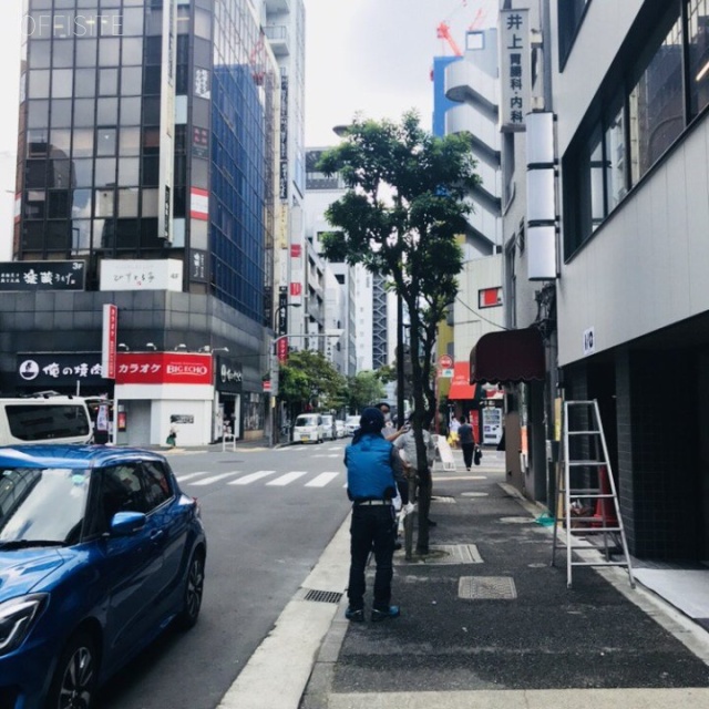 アイオーシンバシ ビル前面道路