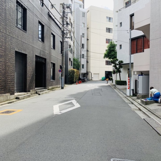 TRUST VALUE日本橋小網町 ビル前面道路