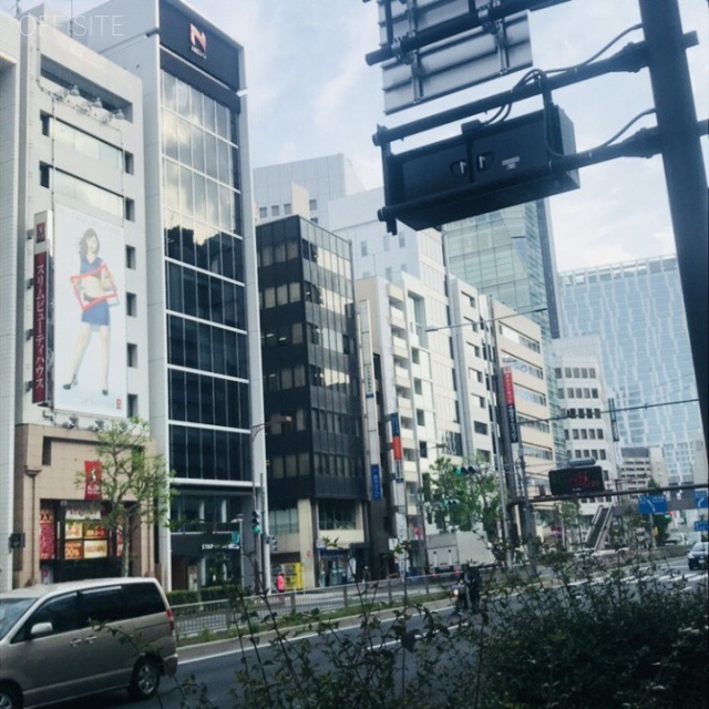 青山シティビル 前面は青山通り