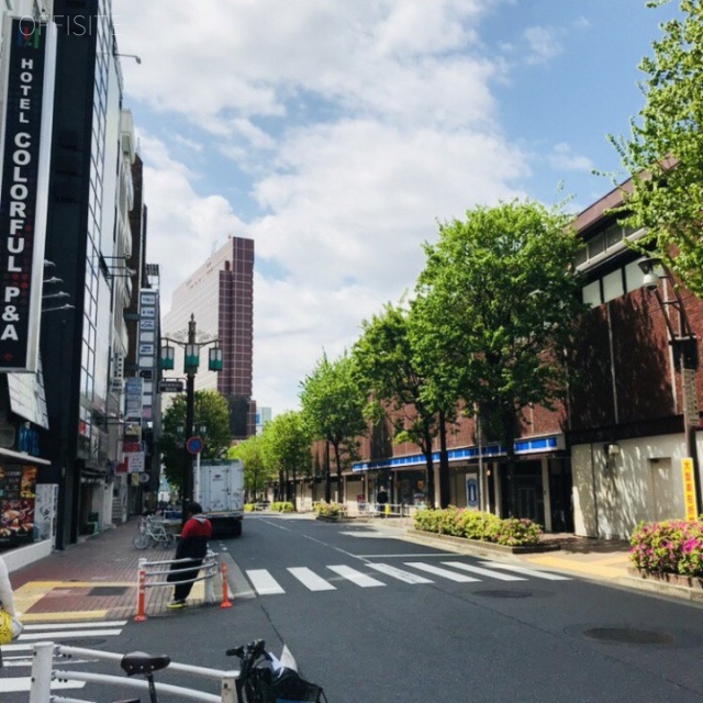 SIL新宿 ビル前面道路
