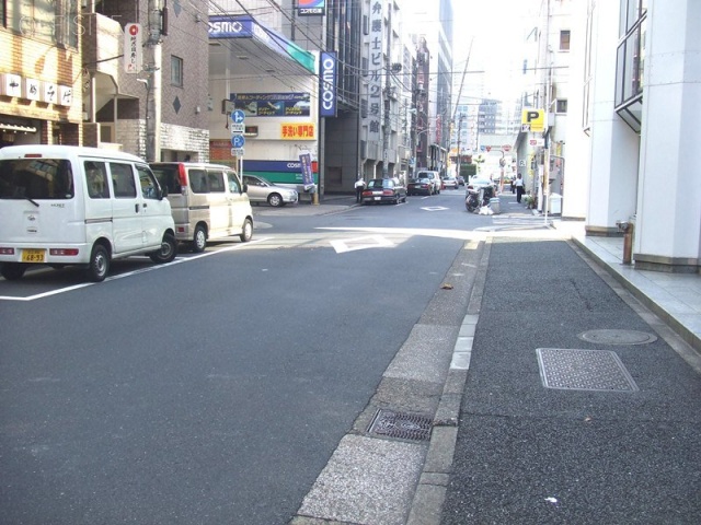 駒見ビル ビル前面道路