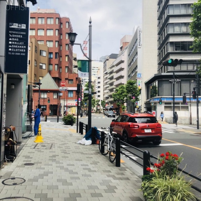 赤坂Qビル ビル前面道路
