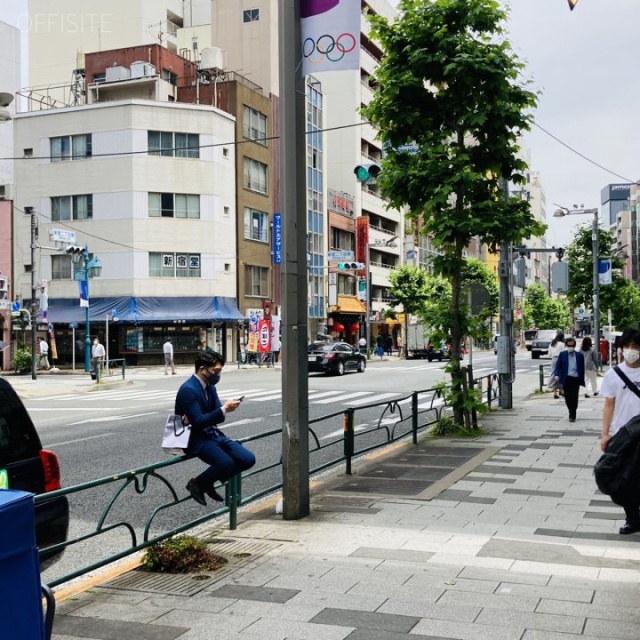 信明ビル ビル前面道路