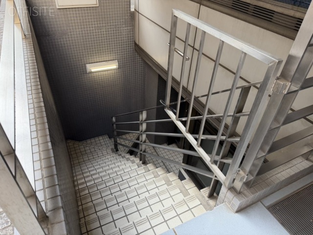 神田NRビル 地下への階段