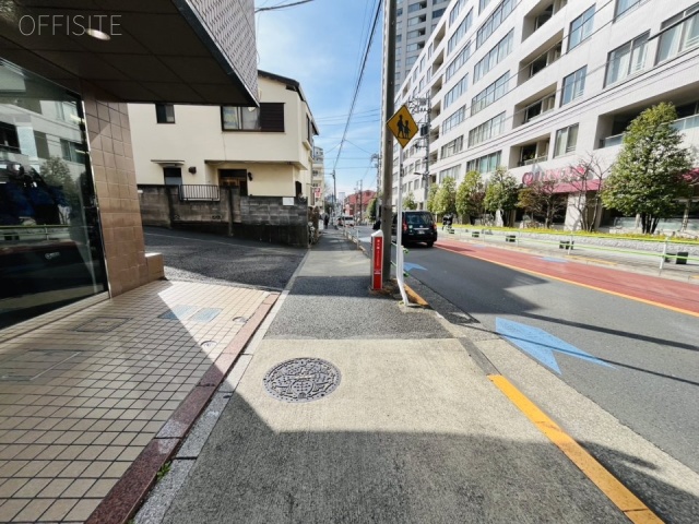 T323プレイスビル 前面歩道