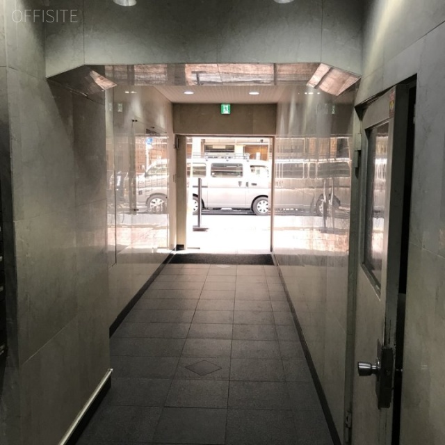 友野本社ビル エントランス